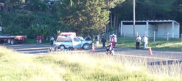 Aparatoso choque de camioneta contra tráiler en Rafael Lucio