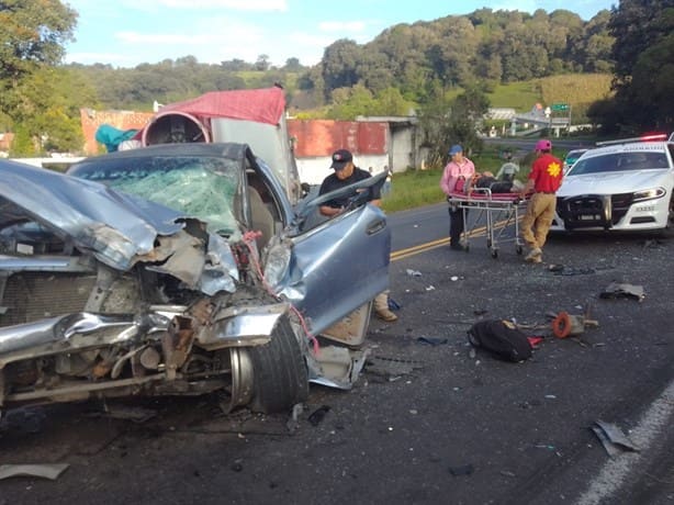 Aparatoso choque de camioneta contra tráiler en Rafael Lucio