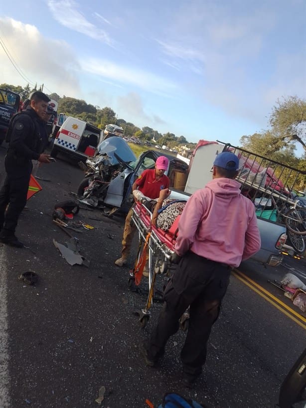 Aparatoso choque de camioneta contra tráiler en Rafael Lucio