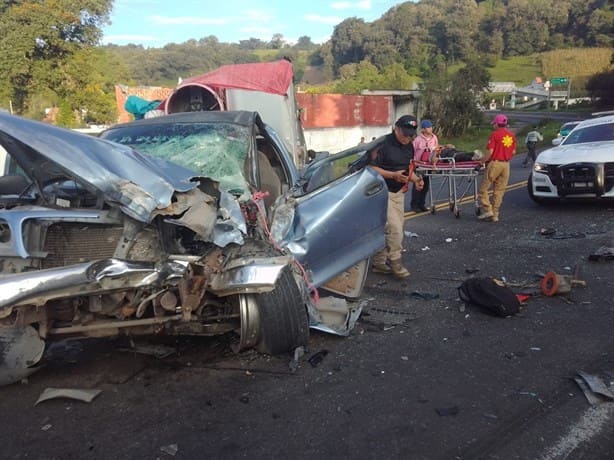 Aparatoso choque de camioneta contra tráiler en Rafael Lucio