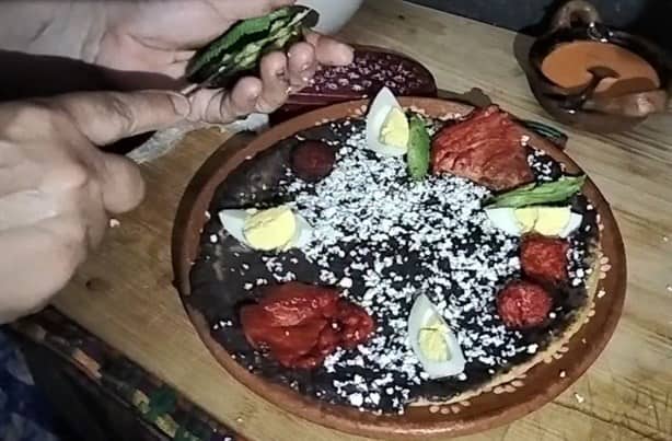 Para chuparse los dedos: memelas, carne de Chinameca y todo el sabor del sur de Veracruz en Xalapa (+Video)