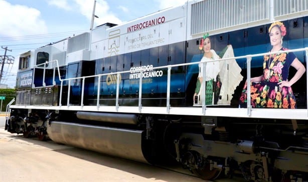 AMLO presenta en Veracruz la primera locomotora del Tren Interoceánico