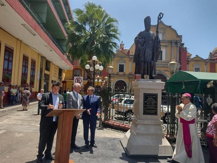 Develan estatua de monseñor Hipólito Reyes Larios en Orizaba