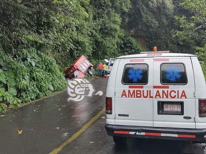 Camioneta se salva de caer en voladero en la carretera Misantla-Xalapa