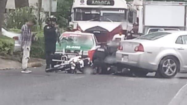 Motociclista choca contra auto que se le atravesó en Ávila Camacho, en Xalapa