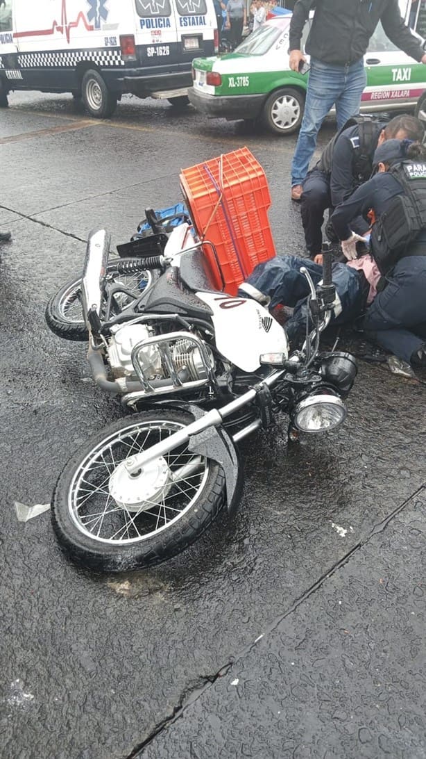 Motociclista choca contra auto que se le atravesó en Ávila Camacho, en Xalapa