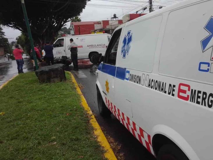 Motociclista choca en Xalapa contra ambulancia de Apazapan