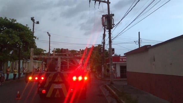Se manifiestan vecinos de las colonias López Arias y Playa linda por falta de energía eléctrica | VIDEO