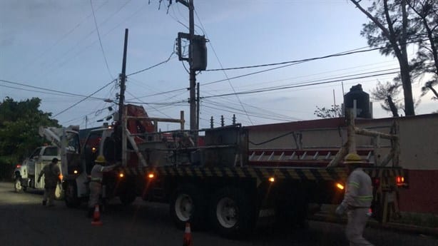 Se manifiestan vecinos de las colonias López Arias y Playa linda por falta de energía eléctrica | VIDEO