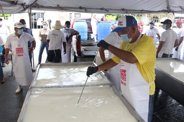 Así se prepara el queso fresco más grande de México en Tlalixcoyan | VIDEO