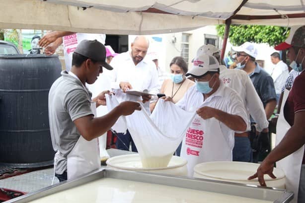Así se prepara el queso fresco más grande de México en Tlalixcoyan | VIDEO
