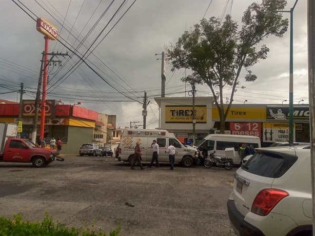Ambulancia es impactada y proyectada contra vehículos en Xalapa