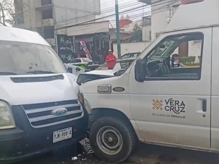 Ambulancia es impactada y proyectada contra vehículos en Xalapa