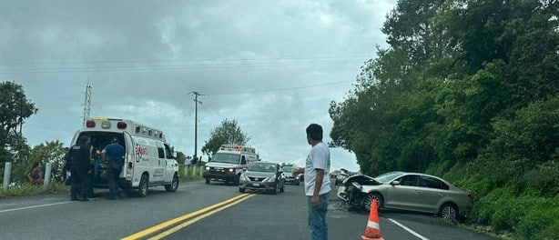 Aparatoso accidente sufre familia que iba en dos autos en Acajete