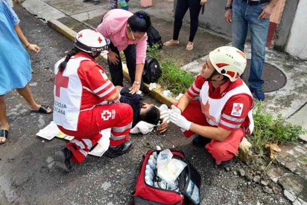 Joven motociclista herido tras chocar con auto de su vecina en Veracruz