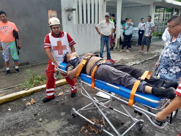Joven motociclista herido tras chocar con auto de su vecina en Veracruz