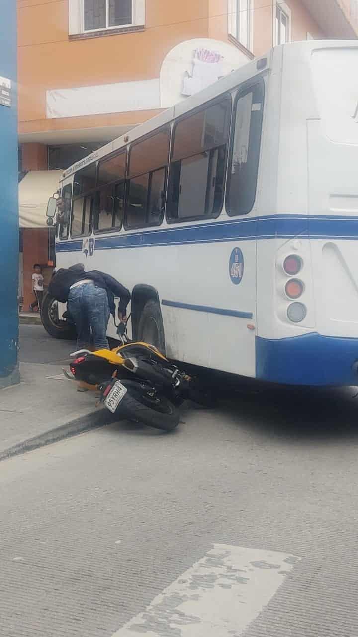 Tremendo susto se lleva motociclista, al ser embestido por autobús en Xalapa