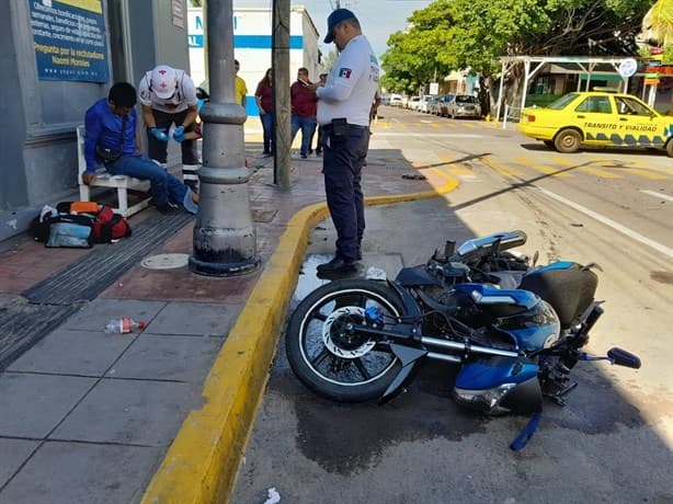 Motociclista es atropellado por automóvil en el Barrio de La Huaca | VIDEO
