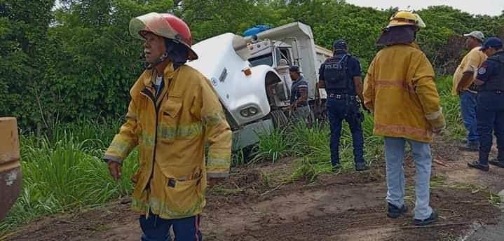 Camión de volteo se sale de carretera por falla mecánica cerca de Alvarado