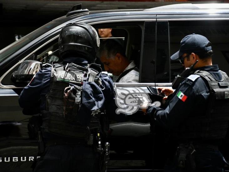 Policías acalambran a líder estatal del PAN frente al Palacio de Gobierno de Veracruz