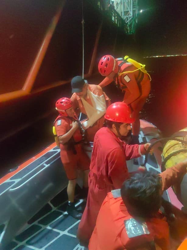 Marina evacua a tripulante de buque en Veracruz por sufrir fractura