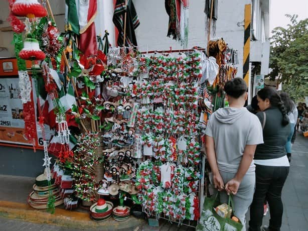 ¡Arranca la venta! Banderas y artículos patrios comienzan a llenar las calles de Xalapa