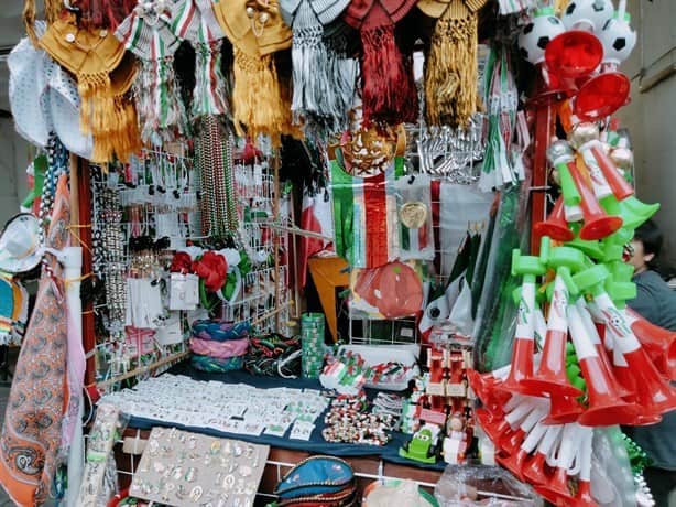 ¡Arranca la venta! Banderas y artículos patrios comienzan a llenar las calles de Xalapa