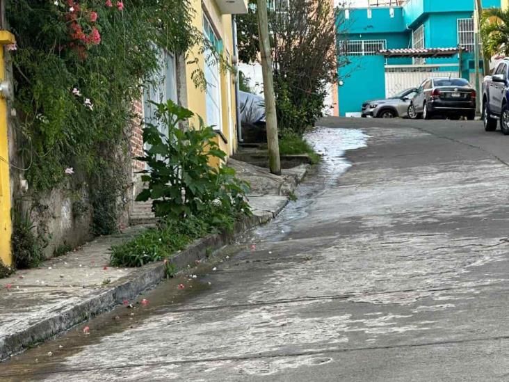 En Xalapa, fuga de agua  desata furia vecinal; lleva 3 días y Ahued se desentiende