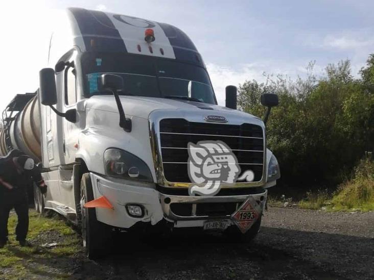 Tráiler se accidenta en autopista Orizaba-Puebla; daños cuantiosos