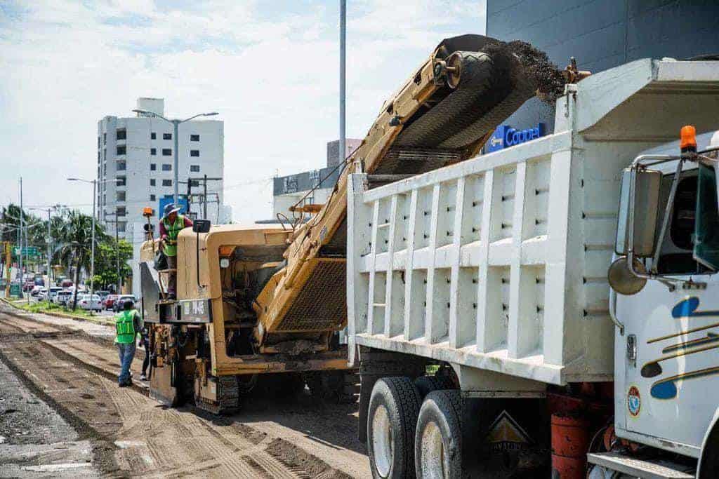 Supervisa Unánue avance de la avenida Juan Pablo II en Boca del Río