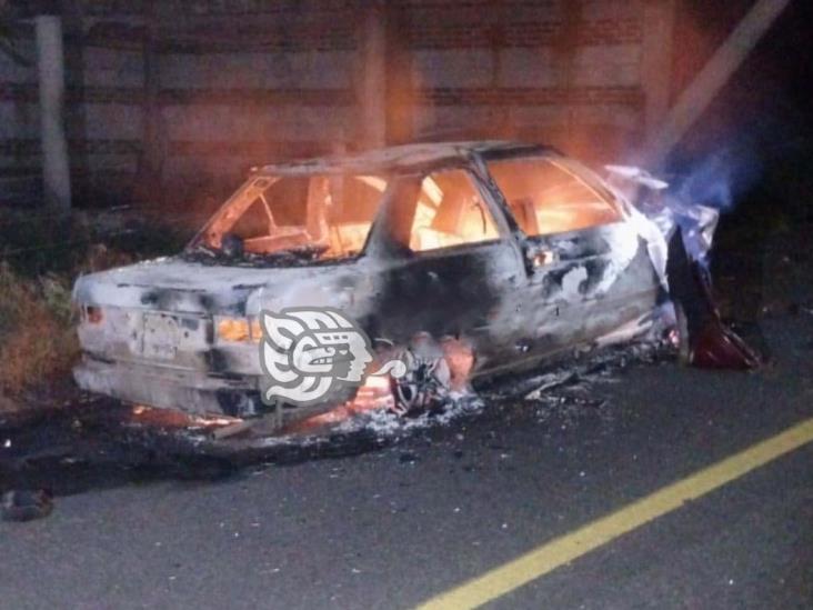 Se incendia auto tras chocar contra un poste en la carretera Misantla-Miahuatlán