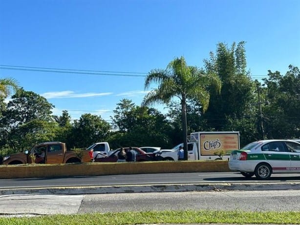 ¡Carambola! Vehículos protagonizan accidente en avenida Lázaro Cárdenas, en Xalapa