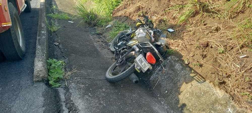 Joven entre la vida y la muerte tras accidente de moto en La Antigua