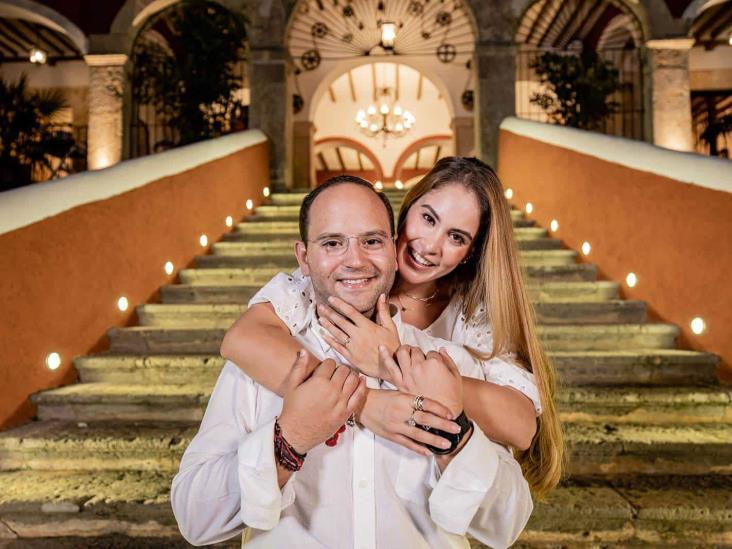 Esteban Ceballos Safar entrega el anillo de compromiso a Marliz Torres Álvarez