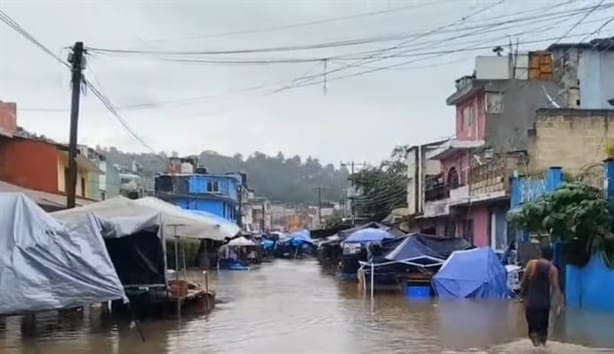 Intensa lluvia inunda zonas de Xalapa; calles, negocios y vehículos quedan bajo el agua