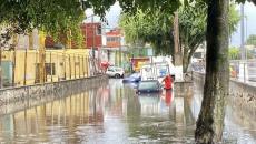 Intensa lluvia inunda zonas de Xalapa; calles, negocios y vehículos quedan bajo el agua