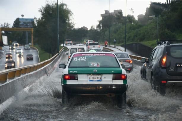 Intensa lluvia inunda zonas de Xalapa; calles, negocios y vehículos quedan bajo el agua