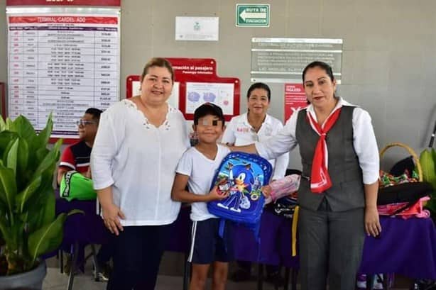 ADO obsequia mochilas y kits escolares a estudiantes de Cardel