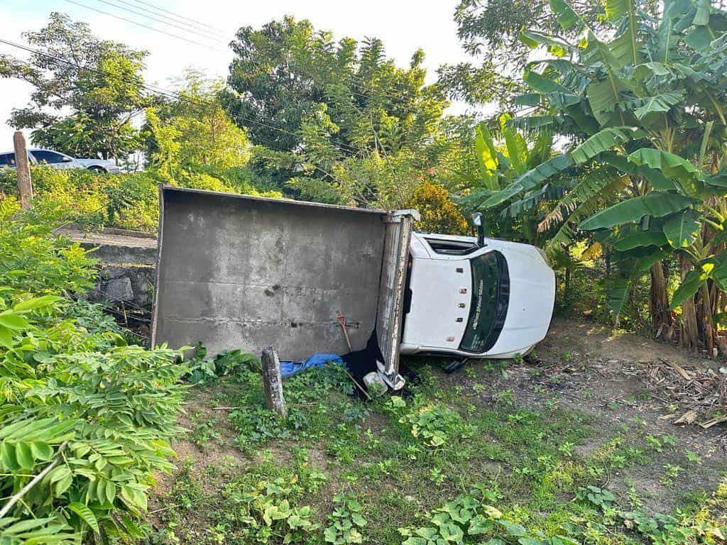 Camioneta cae a barranco tras quedarse sin frenos en San Andrés Tuxtla