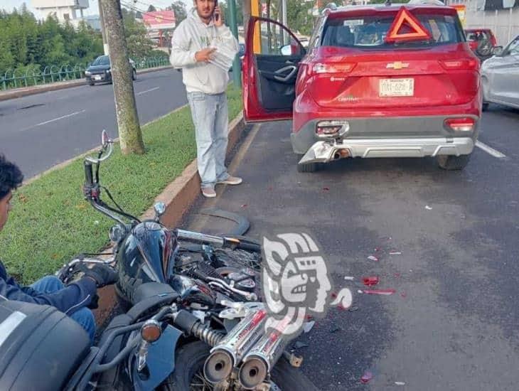 Xalapa: Motociclista choca contra camioneta en Circuito Presidentes