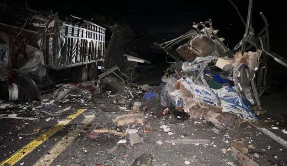 Choca autobús de pasajeros en límites de Oaxaca y Puebla: 16 fallecidos