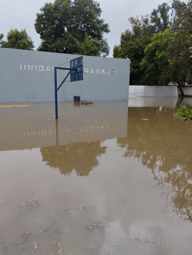 Esta escuela de Xalapa lleva 40 años sufriendo por lluvias e inundaciones