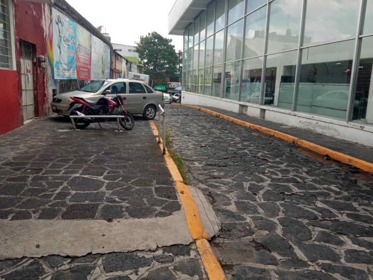 En banquetas de Xalapa, peatones sortean obstáculos; estos son los más comunes