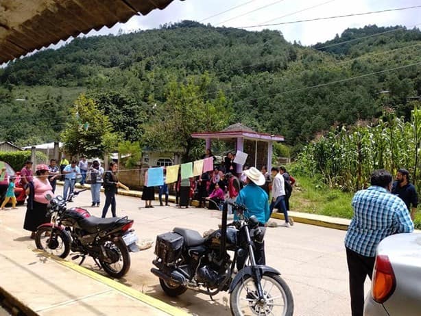 Bloqueo en Atlahuilco por docente faltista y con doble plaza