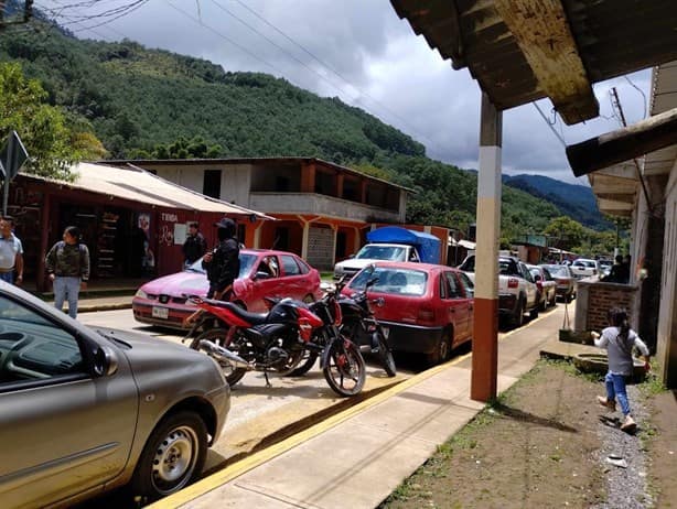 Bloqueo en Atlahuilco por docente faltista y con doble plaza