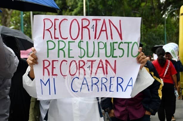 Becas Conahcyt: Marchan en Xalapa contra recortes