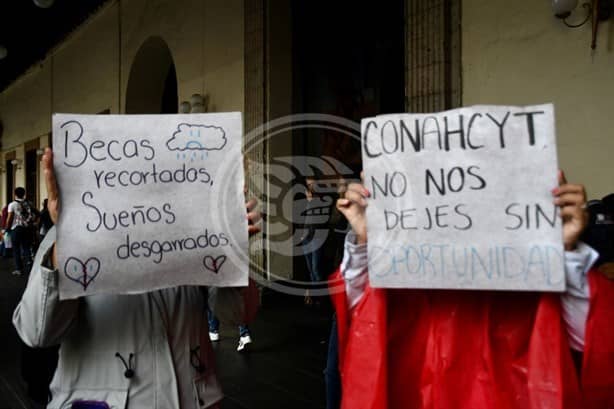 Becas Conahcyt: Marchan en Xalapa contra recortes