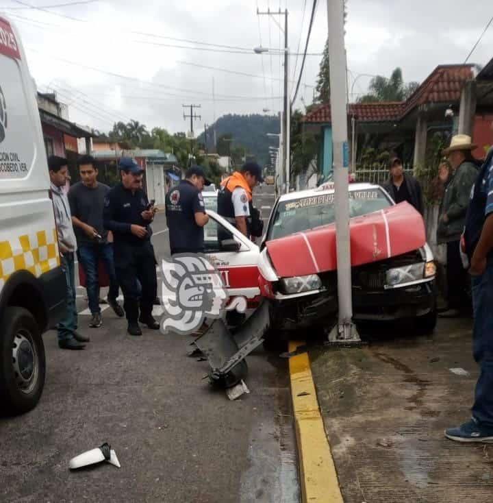 Taxi choca contra poste en carretera La Perla-Orizaba