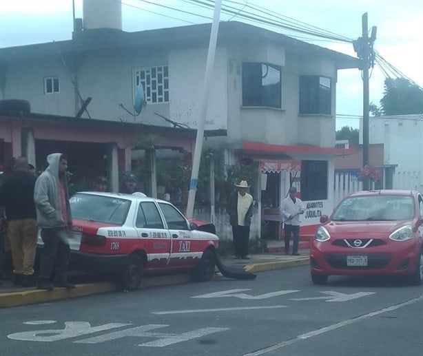 Taxi choca contra poste en carretera La Perla-Orizaba