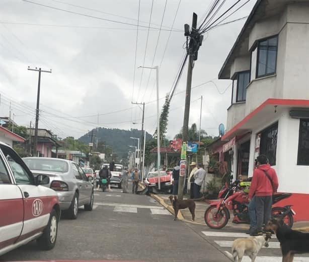 Taxi choca contra poste en carretera La Perla-Orizaba